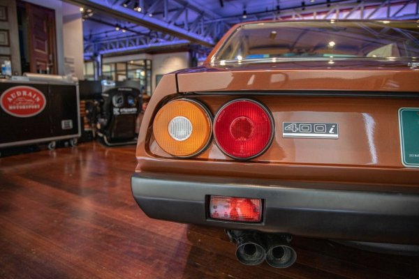 Конфигурация: задно предаване, двигател отпред
Двигател: 4.8-литров V12
Конски сили: 310 при 6 400 об/мин
Скоростна кутия: 5-степенна ръчна
Максимална скорост: 240 км/ч
Тегло: 1820 кг
